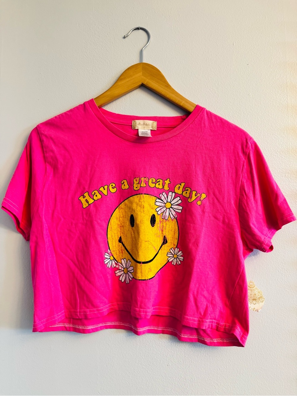 Altar’d State NWT “Have a Great Day” Smiley Daisy Graphic Crop Tee Hot Pink S